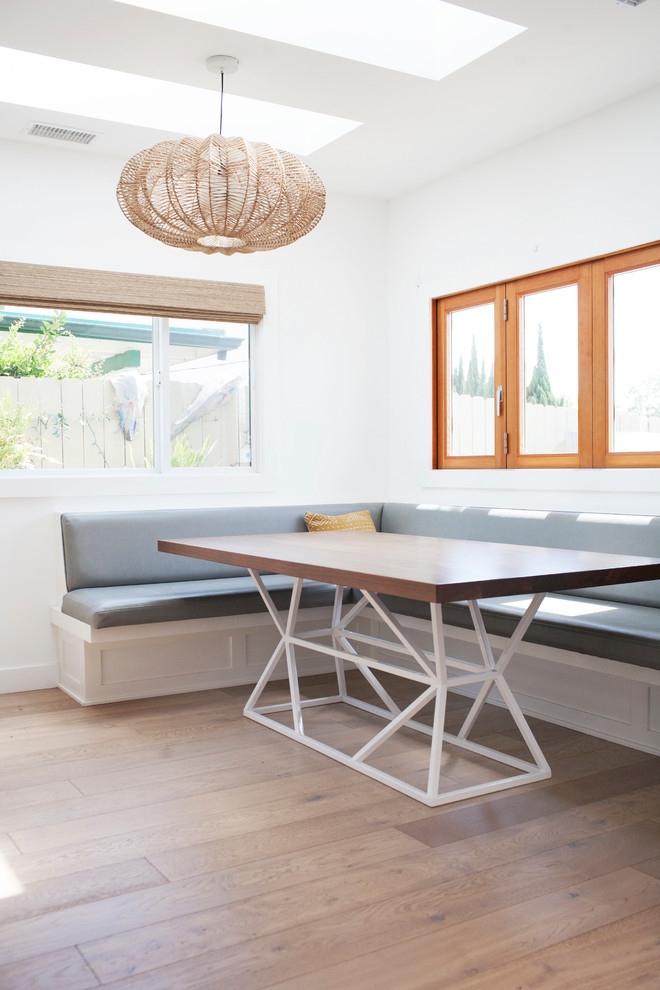 Inspiration pour une grande salle à manger ouverte sur la cuisine design avec un sol en bois brun et un sol marron.
