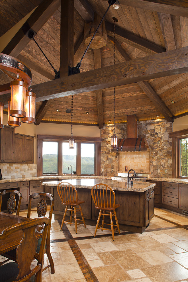Cette image montre une cuisine américaine chalet en bois brun avec un placard à porte shaker et une crédence beige.