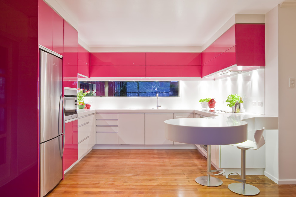 Moderne Küchenbar in U-Form mit flächenbündigen Schrankfronten, weißen Schränken und Küchengeräten aus Edelstahl in Los Angeles