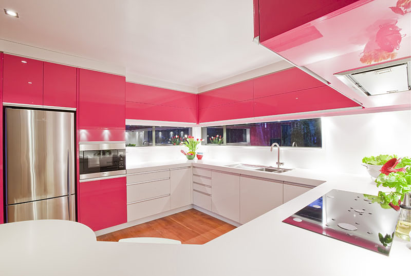 Exempel på ett stort modernt kök, med släta luckor, bänkskiva i koppar, vitt stänkskydd, rostfria vitvaror och en halv köksö