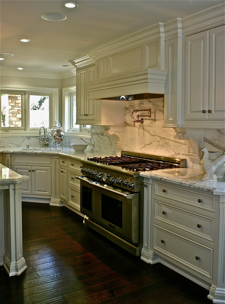 Inspiration för stora, avskilda klassiska u-kök, med en enkel diskho, vita skåp, marmorbänkskiva, vitt stänkskydd, stänkskydd i marmor, rostfria vitvaror, mörkt trägolv, en köksö och luckor med upphöjd panel
