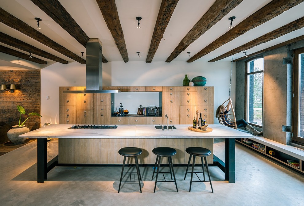 Ispirazione per un cucina con isola centrale design con ante lisce e ante in legno chiaro