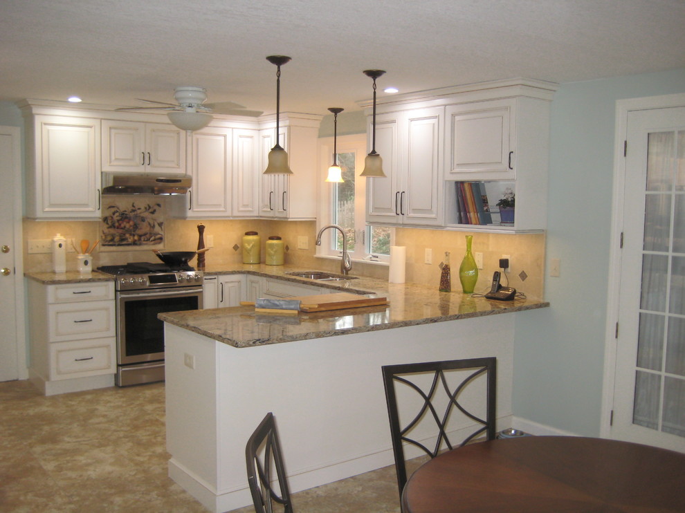 Foto på ett litet vintage kök, med en dubbel diskho, luckor med upphöjd panel, vita skåp, granitbänkskiva, beige stänkskydd, stänkskydd i keramik, rostfria vitvaror, klinkergolv i keramik, en halv köksö och beiget golv