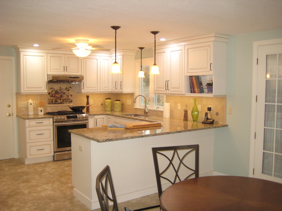Exempel på ett litet klassiskt kök, med en dubbel diskho, luckor med upphöjd panel, vita skåp, granitbänkskiva, beige stänkskydd, stänkskydd i keramik, rostfria vitvaror, klinkergolv i keramik, en halv köksö och beiget golv