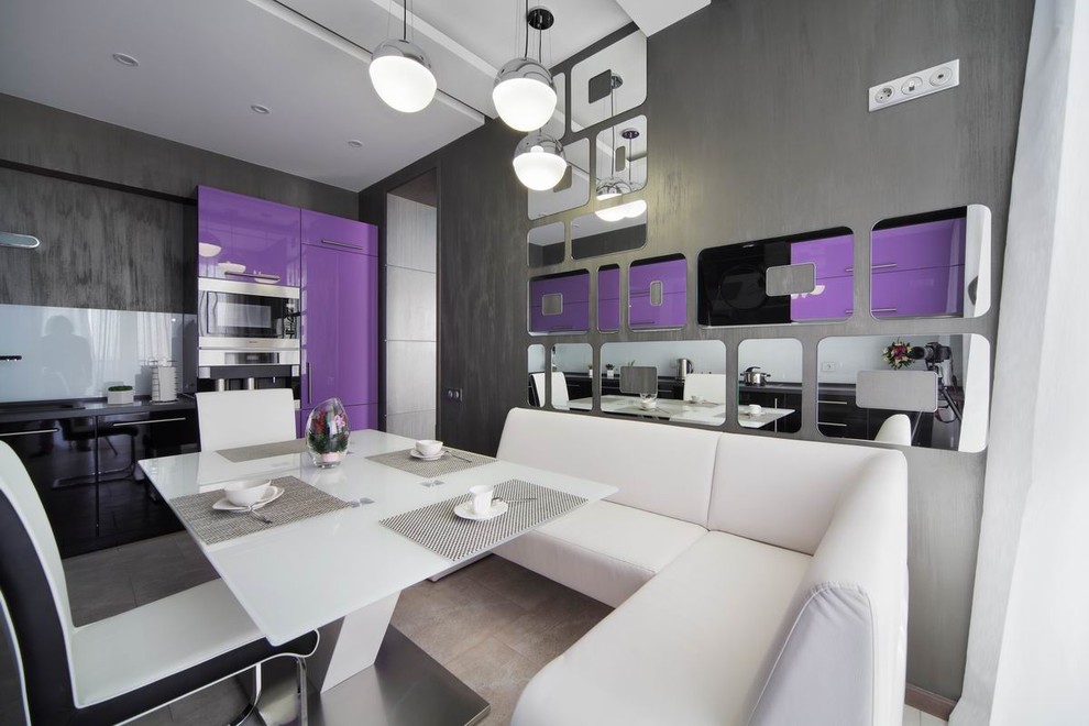 Geschlossene, Einzeilige, Mittelgroße Moderne Küche ohne Insel mit lila Schränken, Küchenrückwand in Grau und Porzellan-Bodenfliesen in Jekaterinburg