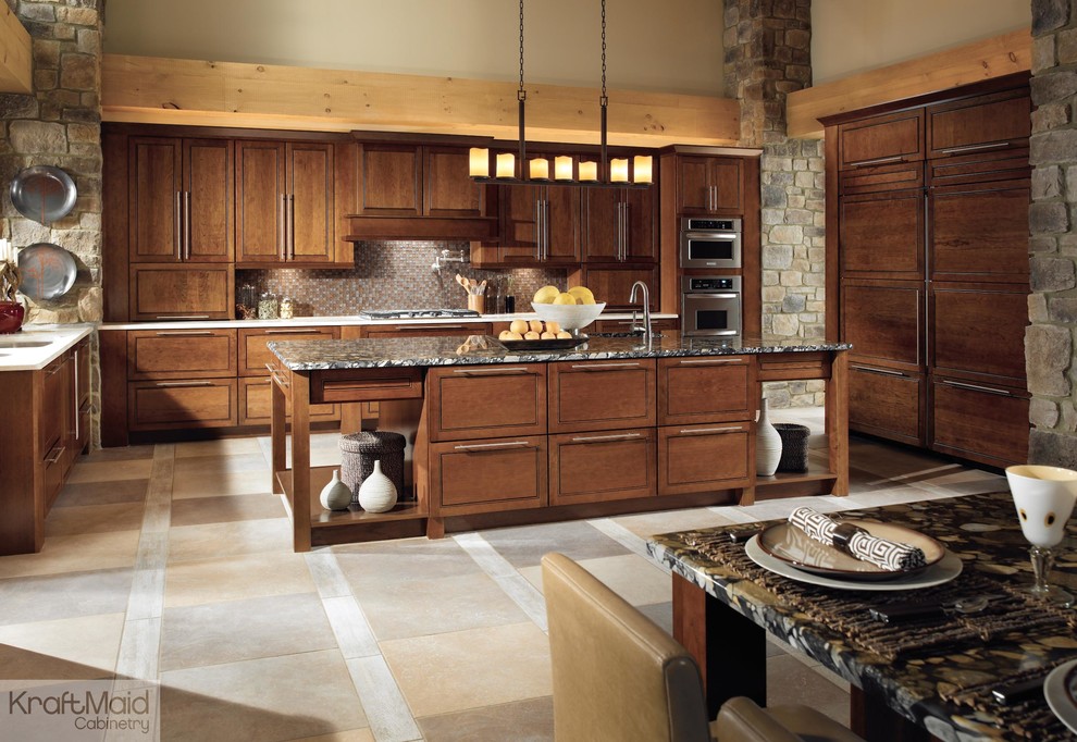 Exempel på ett mellanstort rustikt kök, med luckor med upphöjd panel, skåp i mellenmörkt trä, rostfria vitvaror, en köksö, flerfärgad stänkskydd och stänkskydd i glaskakel