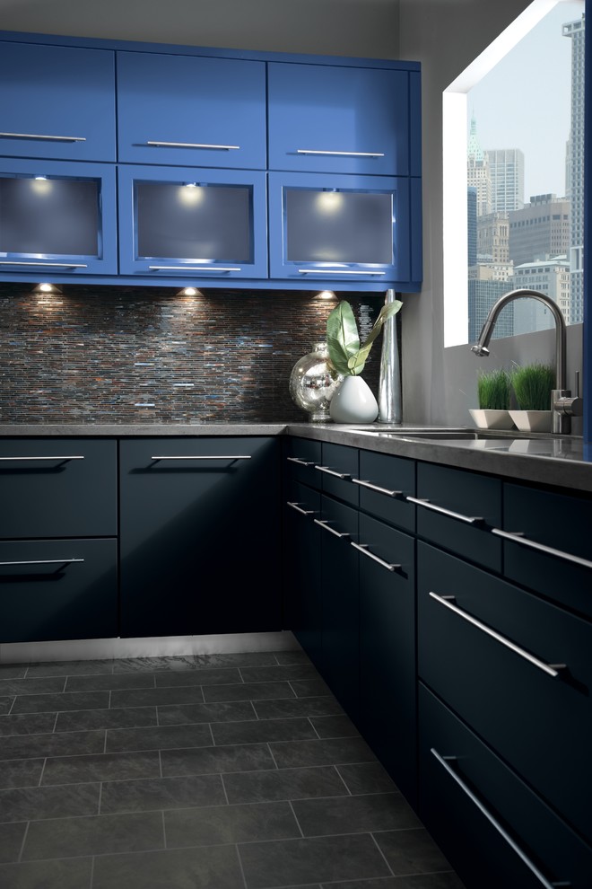 Bild på ett litet funkis grå grått kök, med en undermonterad diskho, släta luckor, blå skåp, bänkskiva i betong, grått stänkskydd, stänkskydd i porslinskakel, rostfria vitvaror, cementgolv, en köksö och grått golv