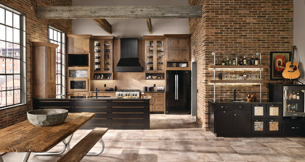 Пример оригинального дизайна: прямая кухня-гостиная среднего размера в стиле лофт с фасадами в стиле шейкер, фасадами цвета дерева среднего тона, черной техникой, полуостровом, врезной мойкой, полом из керамогранита и коричневым полом