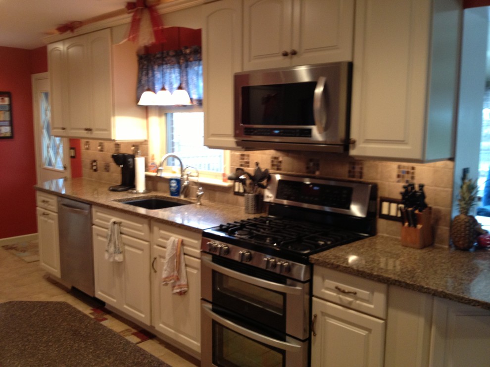KraftMaid Canvas Painted with Quartz Countertop Traditional