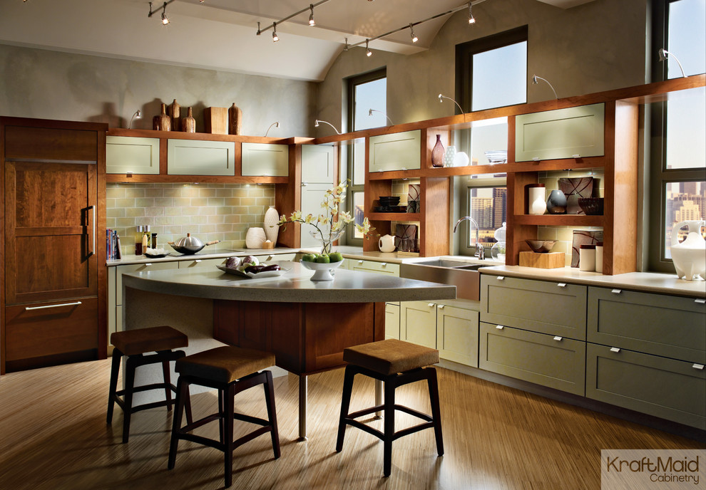 Moderne Wohnküche in L-Form mit Landhausspüle, Schrankfronten mit vertiefter Füllung, weißen Schränken und Kücheninsel in Detroit