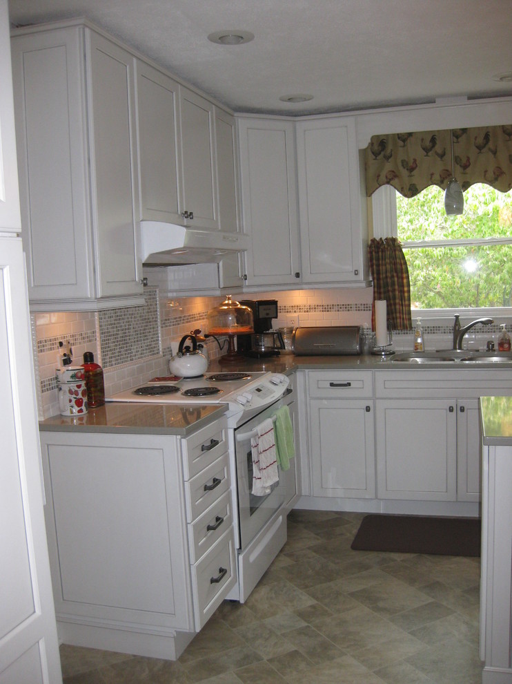 Kraftmaid Gentry Maple in Dove White w/ Cinder Glaze Traditional