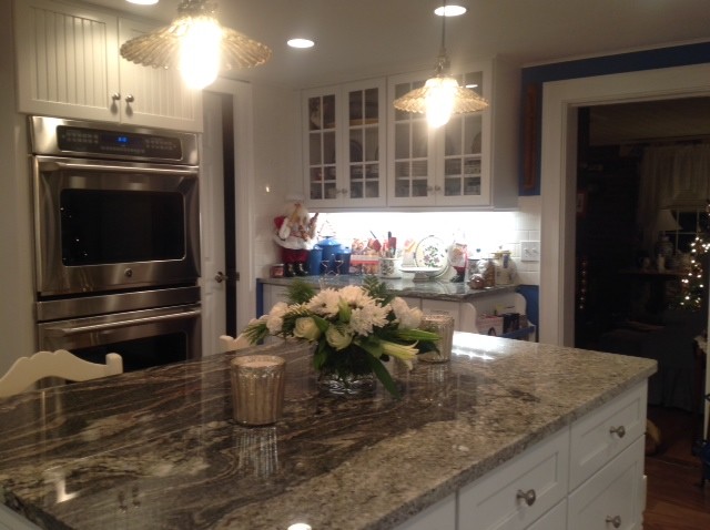 Example of a farmhouse kitchen design in New York