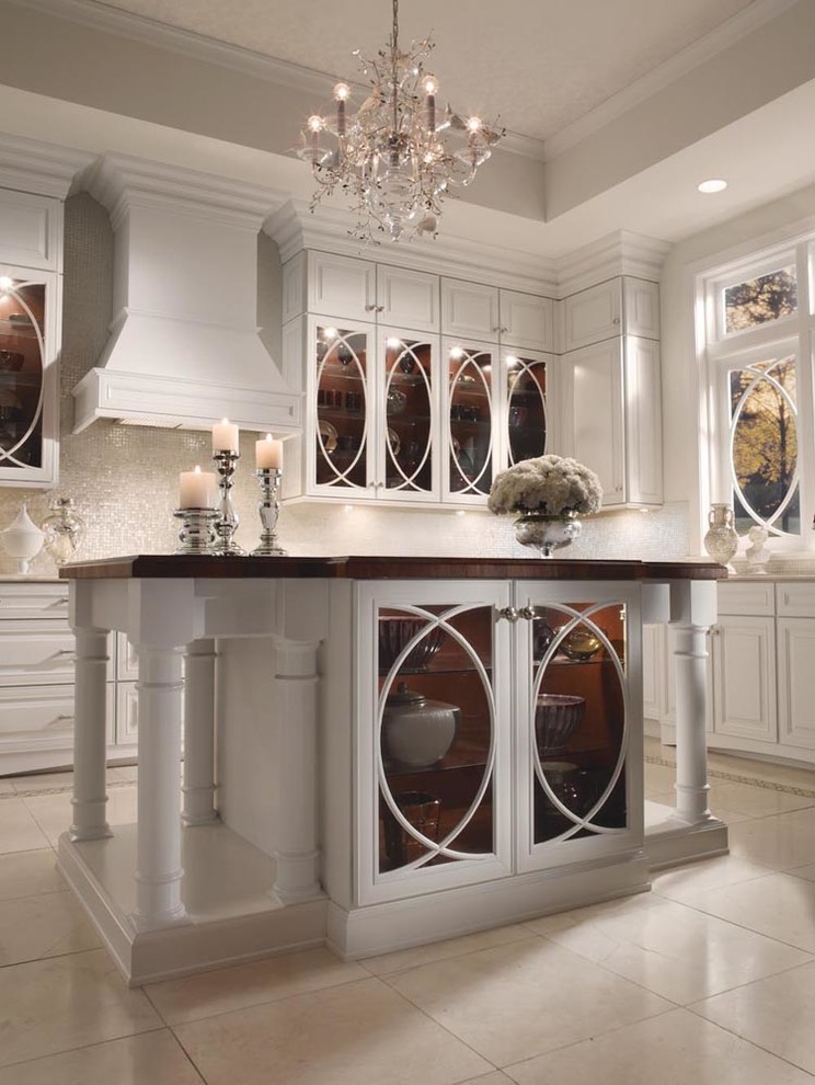 Inredning av ett klassiskt stort kök, med vita skåp, en enkel diskho, luckor med upphöjd panel, granitbänkskiva, stänkskydd med metallisk yta, stänkskydd i glaskakel, vita vitvaror, klinkergolv i porslin och en köksö