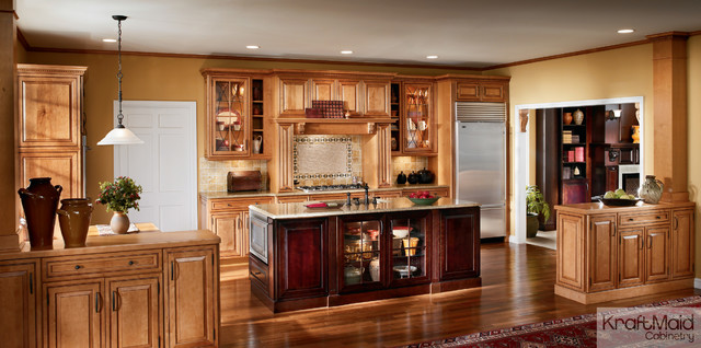 Kraftmaid Maple Raised Door In Praline With Mocha Highlight Transitional Kitchen Detroit By Kraftmaid Houzz Au