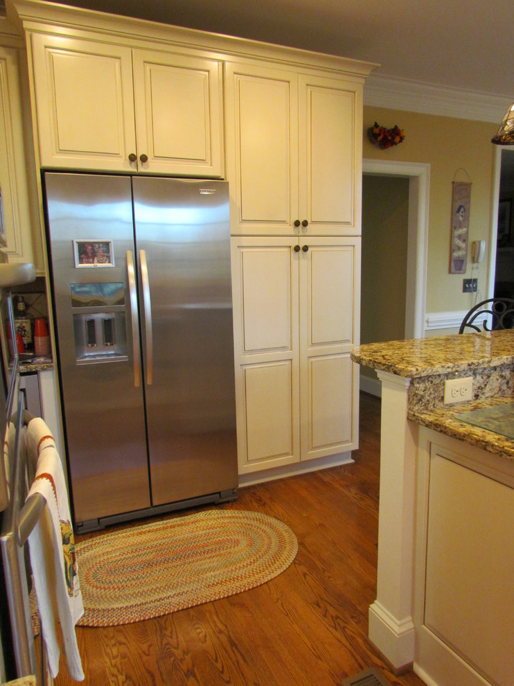 Kraftmaid Montclair Canvas w/Cocoa Kocourek Traditional Kitchen