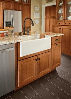 https://st.hzcdn.com/simgs/pictures/kitchens/kraftmaid-praline-kitchen-with-a-farmhouse-sink-kraftmaid-img~9a2175eb09e635ba_3-0639-1-2e144f8.jpg