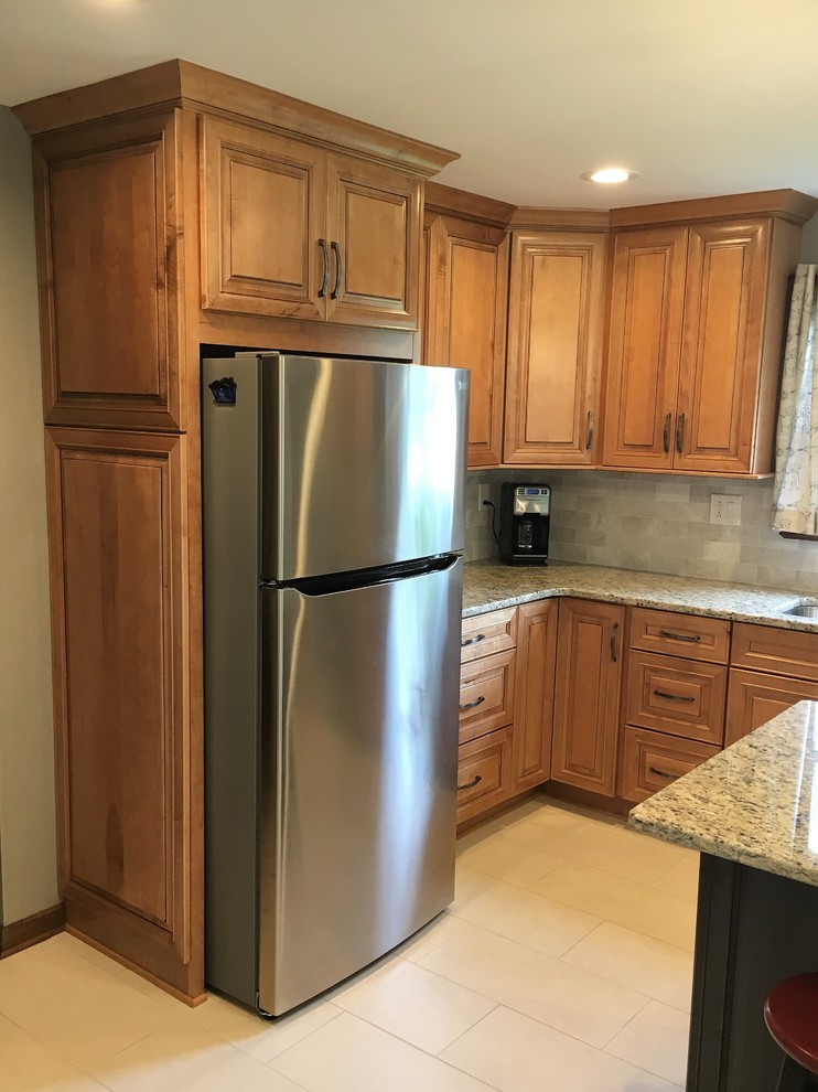 KraftMaid Rutherford Maple Ginger with Sable Glaze and Maple Slate