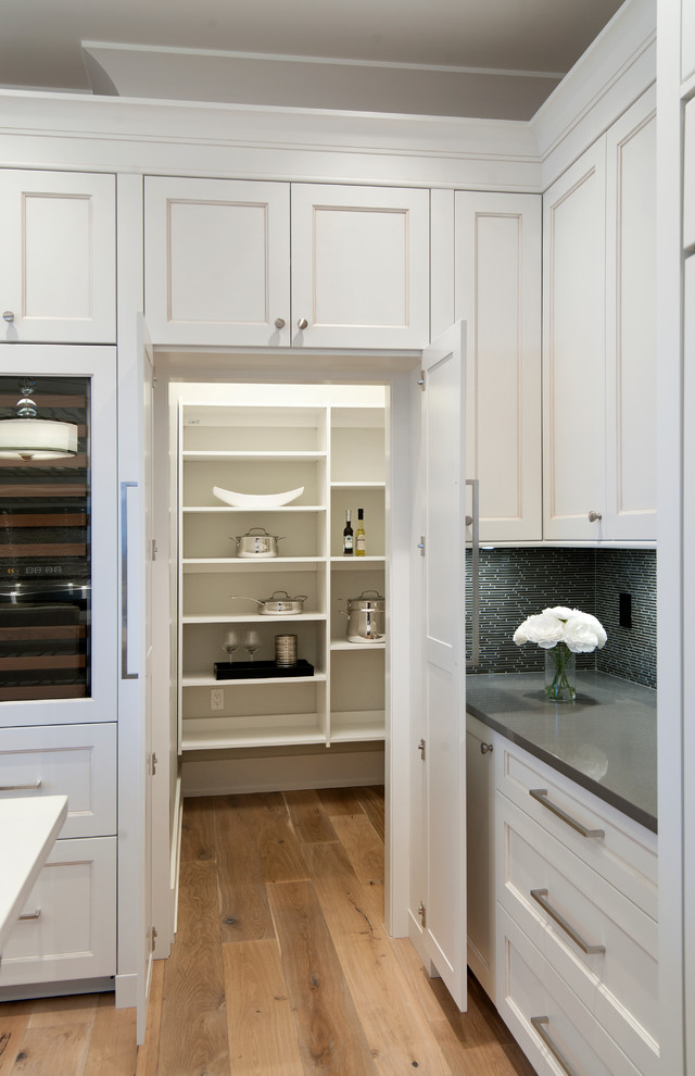 バンクーバーにある広いトランジショナルスタイルのおしゃれなキッチン (フラットパネル扉のキャビネット、白いキャビネット) の写真