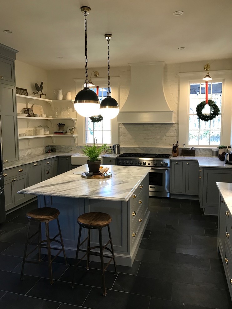 Foto di una grande cucina tradizionale con lavello stile country, ante in stile shaker, ante grigie, top in marmo, elettrodomestici bianchi, pavimento in ardesia e pavimento nero