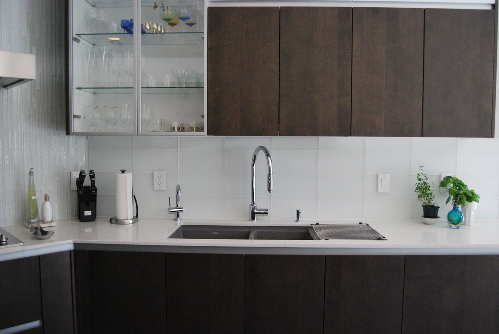 Immagine di una cucina minimal con lavello sottopiano, ante lisce, paraspruzzi bianco e elettrodomestici in acciaio inossidabile