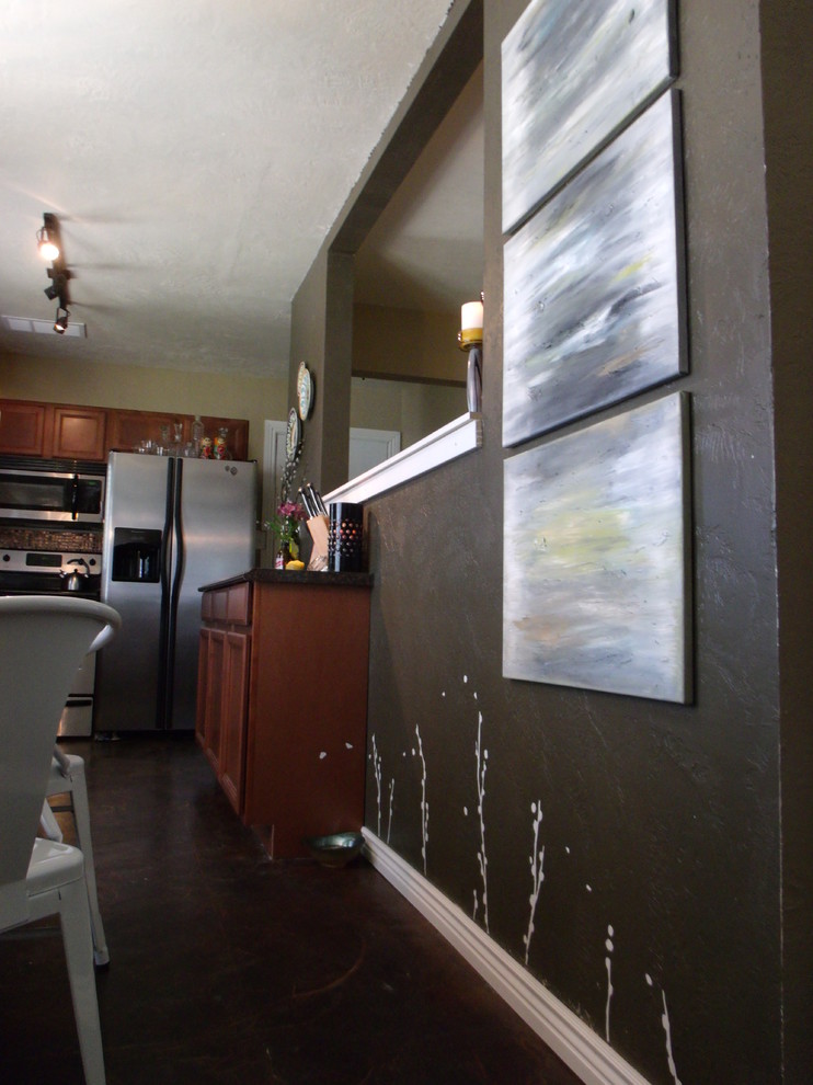 Свежая идея для дизайна: кухня в стиле фьюжн с акцентной стеной - отличное фото интерьера