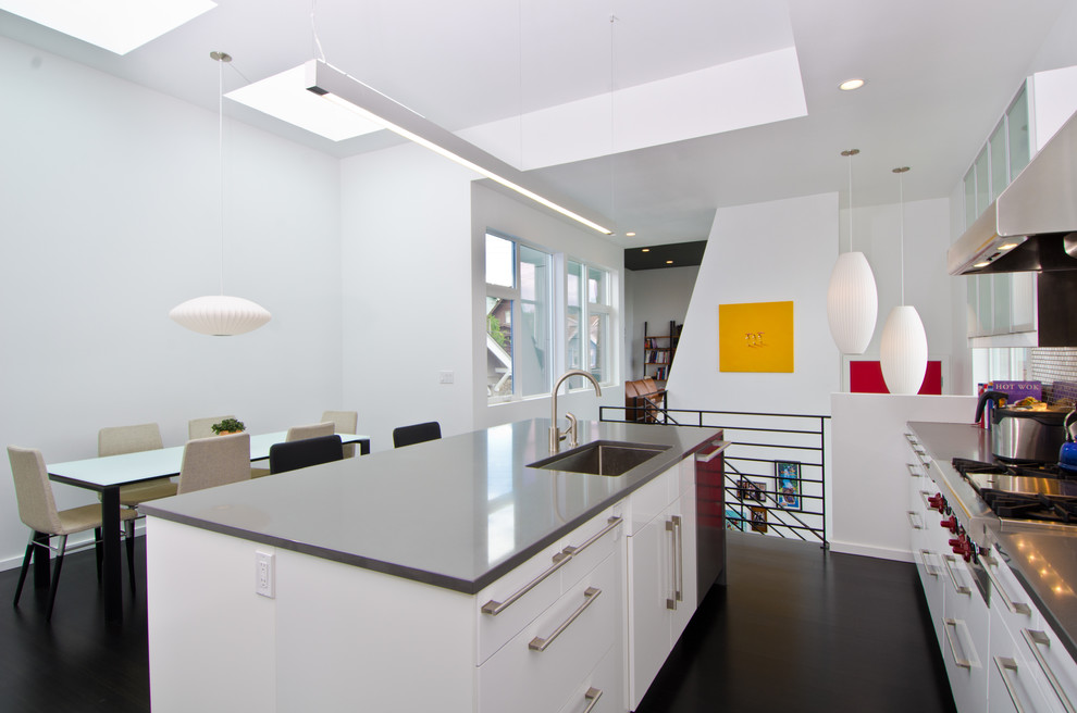Foto de cocina comedor minimalista con fregadero bajoencimera, armarios con paneles lisos, puertas de armario blancas y electrodomésticos de acero inoxidable