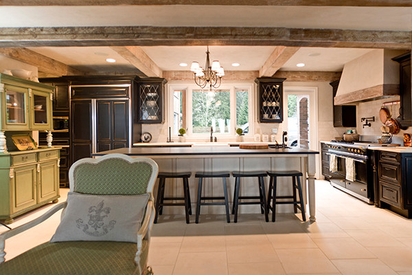 Esempio di una cucina abitabile shabby-chic style con ante con riquadro incassato, ante in legno bruno, top in granito e paraspruzzi beige