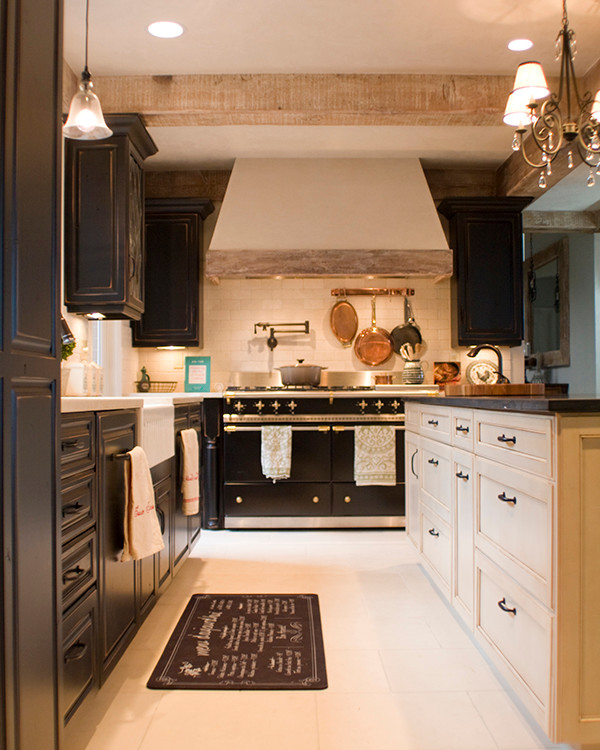 Exempel på ett medelhavsstil kök och matrum, med en undermonterad diskho, skåp i mörkt trä och bänkskiva i täljsten