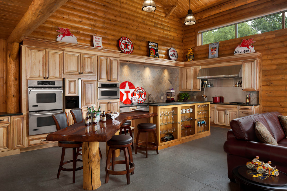 Esempio di una cucina stile rurale con ante in legno chiaro, elettrodomestici in acciaio inossidabile e ante con bugna sagomata