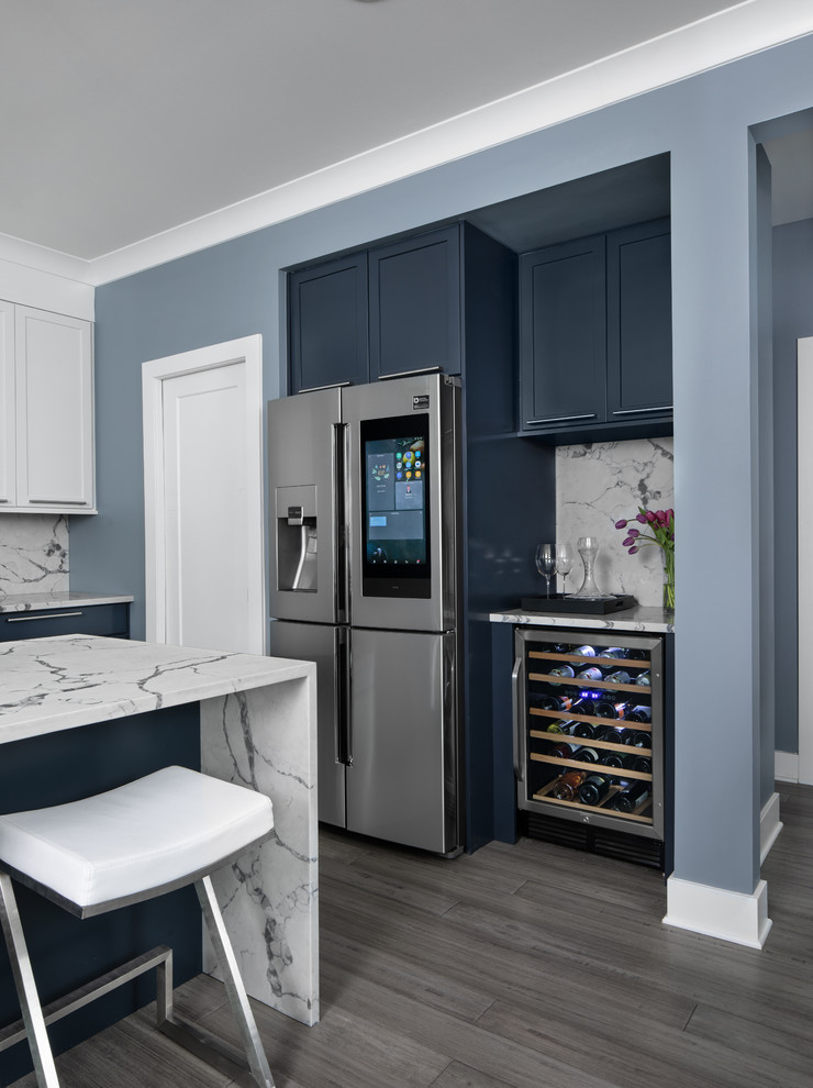 Esempio di una cucina design con lavello sottopiano, ante in stile shaker, ante blu, top in quarzo composito, paraspruzzi grigio, elettrodomestici in acciaio inossidabile, parquet chiaro, pavimento marrone e top grigio
