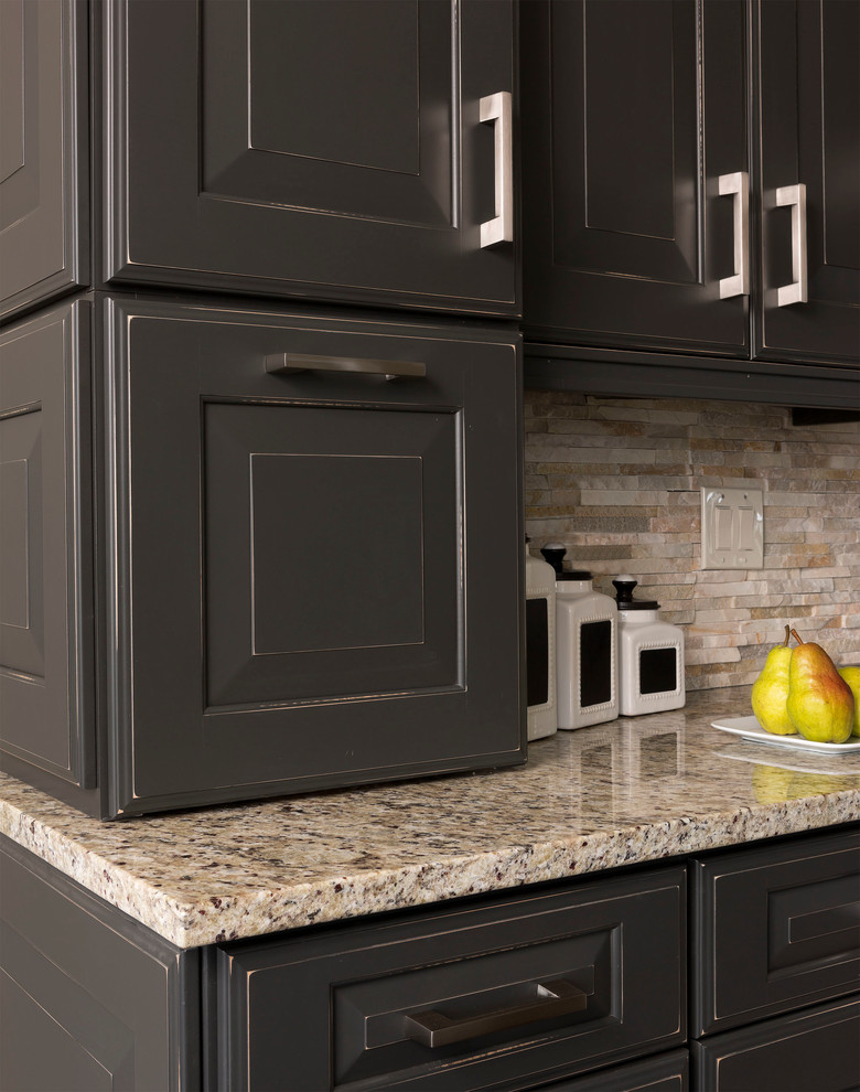 Idee per una cucina tradizionale con lavello sottopiano, ante con bugna sagomata, ante grigie, paraspruzzi beige, paraspruzzi con piastrelle in pietra, elettrodomestici in acciaio inossidabile e parquet scuro