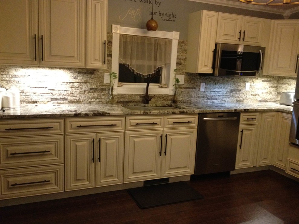 Kitchen - traditional kitchen idea in Indianapolis