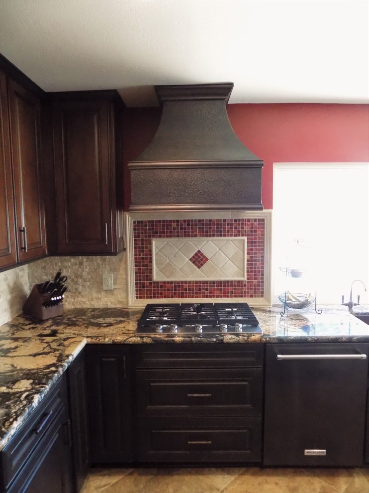 Exempel på ett stort medelhavsstil kök, med en rustik diskho, luckor med upphöjd panel, svarta skåp, granitbänkskiva, beige stänkskydd, stänkskydd i stenkakel, svarta vitvaror, klinkergolv i porslin och en köksö