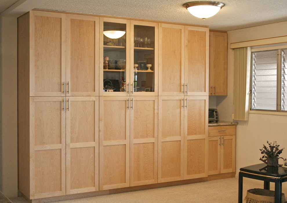 Modelo de cocina actual con armarios estilo shaker y puertas de armario de madera clara