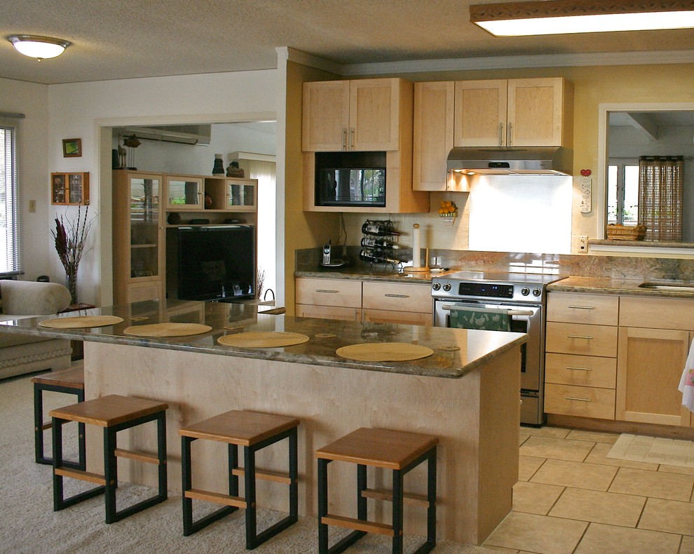 Bild på ett mellanstort funkis kök med öppen planlösning, med en nedsänkt diskho, skåp i shakerstil, skåp i ljust trä, granitbänkskiva, rostfria vitvaror och en köksö