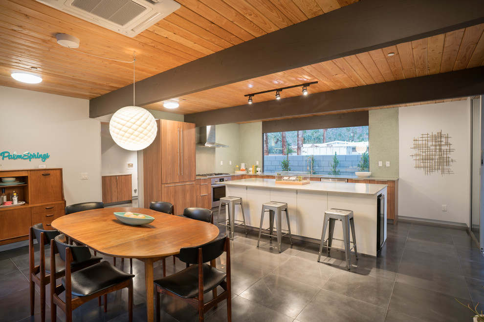 Foto di un cucina con isola centrale minimalista con paraspruzzi verde
