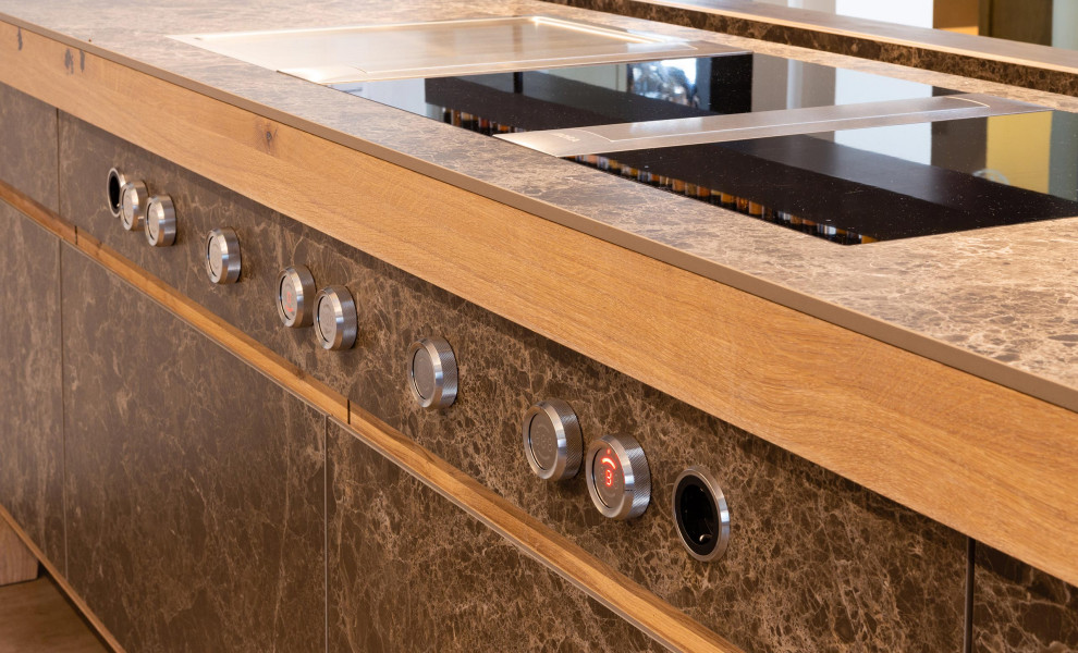 Immagine di una grande cucina minimalista con lavello da incasso, ante lisce, ante bianche, top in legno e elettrodomestici in acciaio inossidabile
