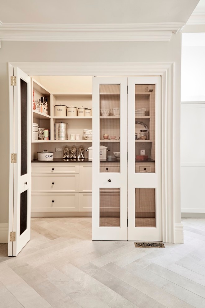 Modern inredning av ett mellanstort kök, med en undermonterad diskho, skåp i shakerstil, vita skåp, granitbänkskiva, vitt stänkskydd, stänkskydd i stenkakel, rostfria vitvaror, klinkergolv i porslin och en köksö