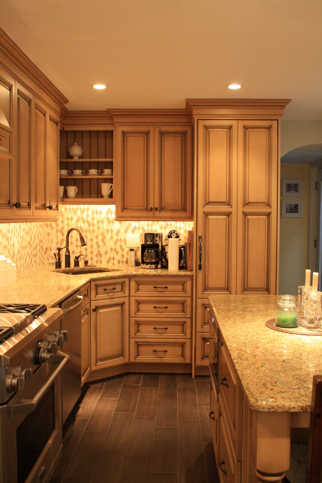 Exempel på ett litet klassiskt kök, med en undermonterad diskho, luckor med upphöjd panel, gula skåp, granitbänkskiva, flerfärgad stänkskydd, stänkskydd i glaskakel, rostfria vitvaror, klinkergolv i keramik och en köksö