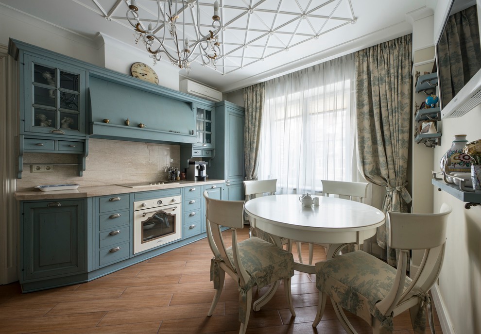 モスクワにあるトラディショナルスタイルのおしゃれなキッチンの写真