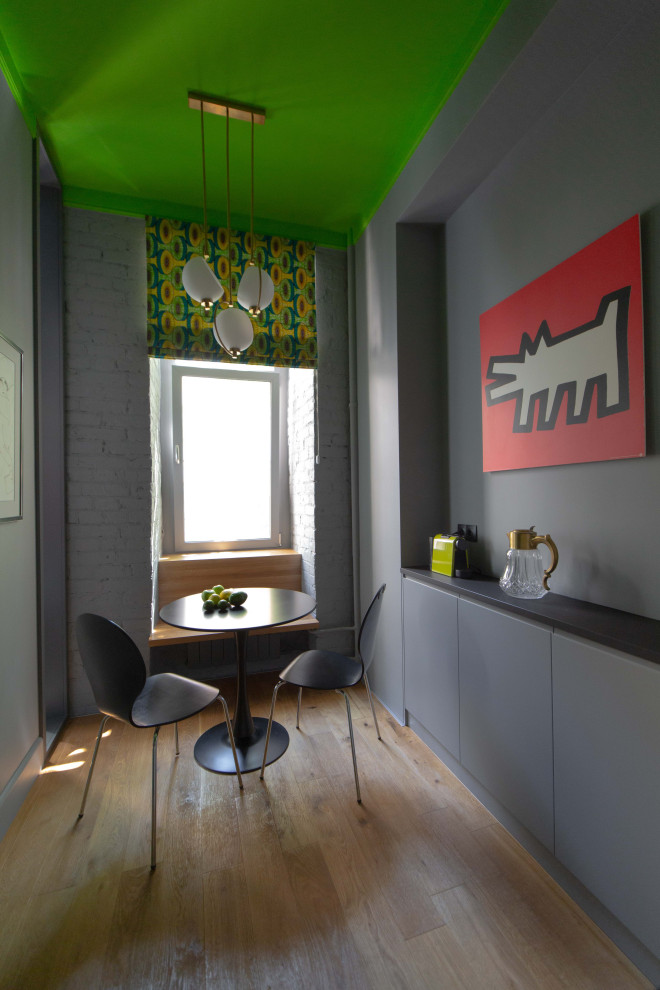 Esempio di una piccola cucina moderna con ante lisce, ante grigie, paraspruzzi con piastrelle in ceramica, pavimento in legno massello medio e top nero