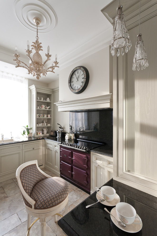 Esempio di una cucina abitabile classica di medie dimensioni con ante in legno chiaro, top in granito, paraspruzzi beige e pavimento in gres porcellanato