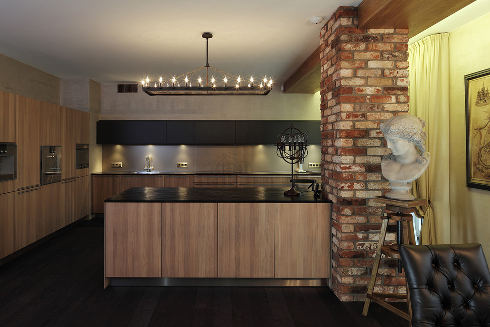 Пример оригинального дизайна: угловая кухня-гостиная в стиле лофт с плоскими фасадами, фасадами цвета дерева среднего тона и островом