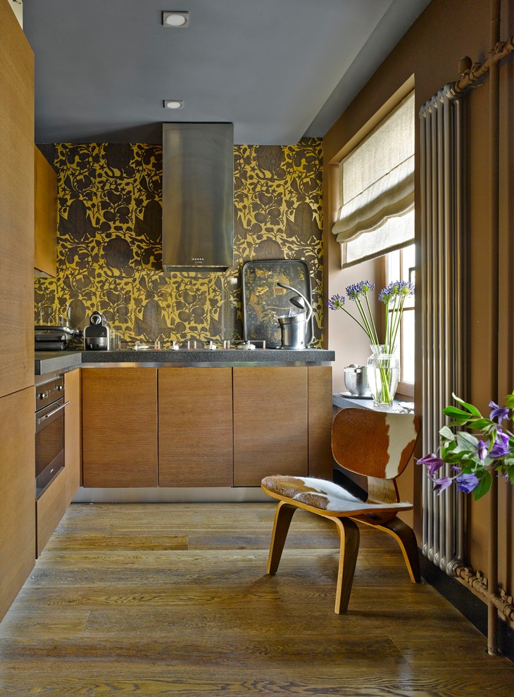 Источник вдохновения для домашнего уюта: угловая кухня-гостиная в современном стиле с плоскими фасадами, фасадами цвета дерева среднего тона, желтым фартуком, паркетным полом среднего тона и шторами на окнах без острова