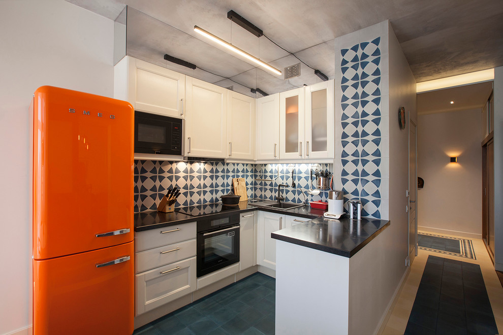 Moderne Wohnküche in U-Form mit Einbauwaschbecken, Schrankfronten im Shaker-Stil, weißen Schränken, bunter Rückwand, schwarzen Elektrogeräten und Halbinsel in Moskau