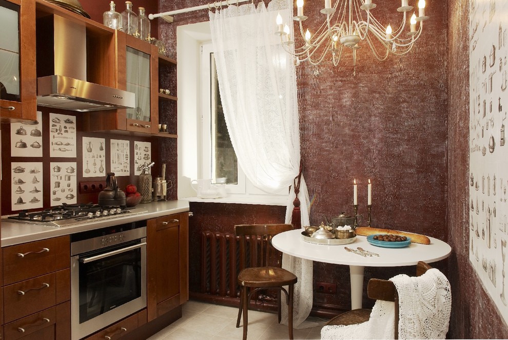 Moderne Küche mit Küchengeräten aus Edelstahl in Moskau