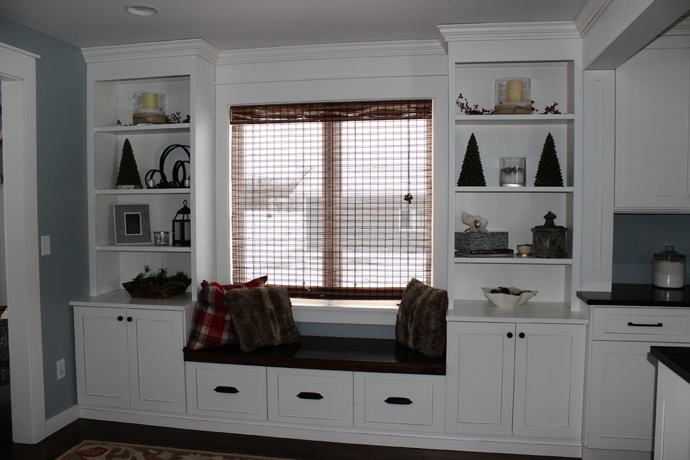 Exempel på ett mellanstort klassiskt kök, med en undermonterad diskho, skåp i shakerstil, vita skåp, bänkskiva i koppar, rostfria vitvaror, mörkt trägolv, en halv köksö och brunt golv