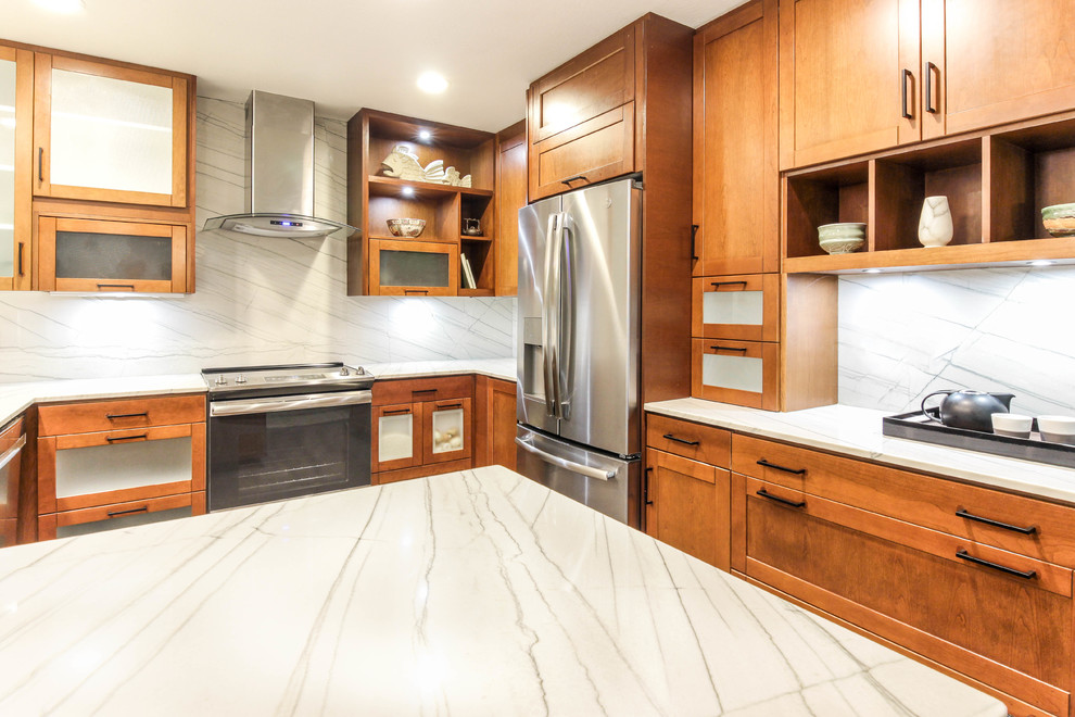 サンディエゴにあるお手頃価格の中くらいなモダンスタイルのおしゃれなキッチン (シングルシンク、落し込みパネル扉のキャビネット、中間色木目調キャビネット、珪岩カウンター、白いキッチンパネル、石スラブのキッチンパネル、シルバーの調理設備、セメントタイルの床、グレーの床、白いキッチンカウンター) の写真