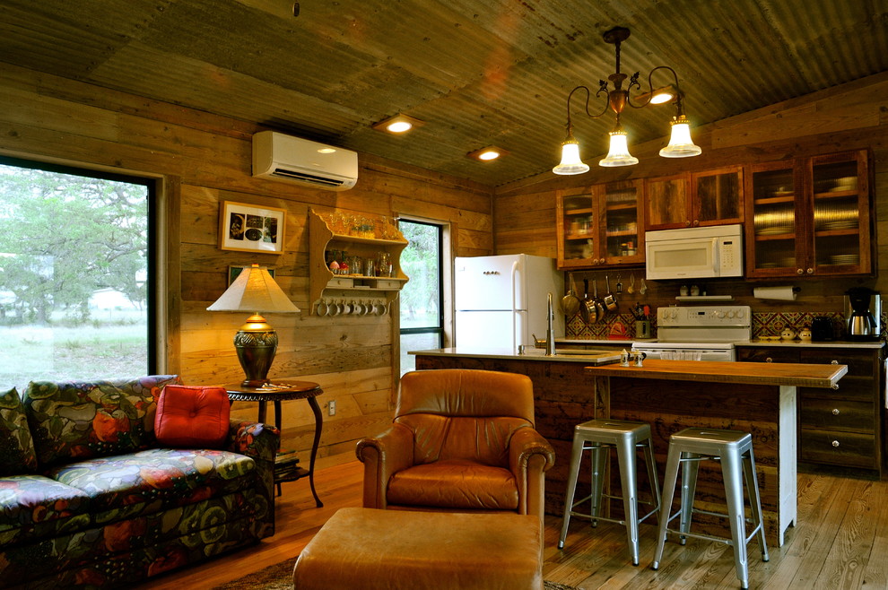Exemple d'une cuisine montagne en bois foncé avec un placard à porte vitrée, un plan de travail en bois, une crédence multicolore et un électroménager blanc.