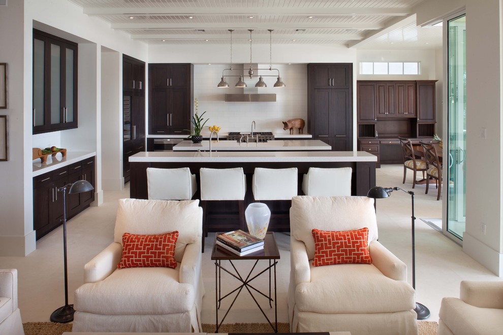 Стильный дизайн: угловая кухня-гостиная в морском стиле с фасадами в стиле шейкер, темными деревянными фасадами и техникой под мебельный фасад - последний тренд